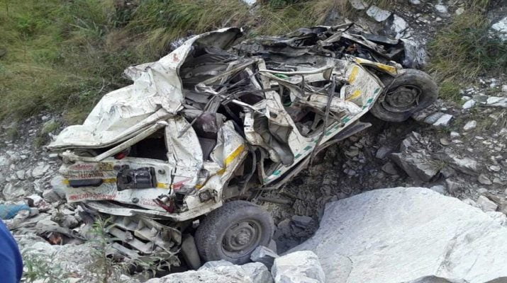 उत्तराखंड: गहरी खाई में गिरा वाहन, एक की मौत, एक घायल 1 Hello Uttarakhand News »