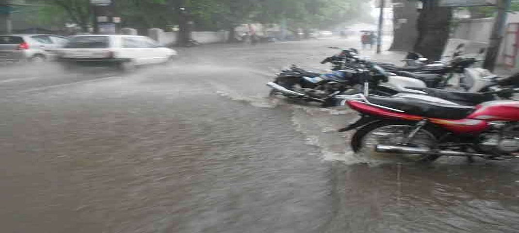 प्रदेश में भारी बारिश लोगों के लिए बनी आफत, सड़कों पर हुआ जलभराव 2 Hello Uttarakhand News »