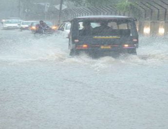 प्रदेश में भारी बारिश लोगों के लिए बनी आफत, सड़कों पर हुआ जलभराव 3 Hello Uttarakhand News »