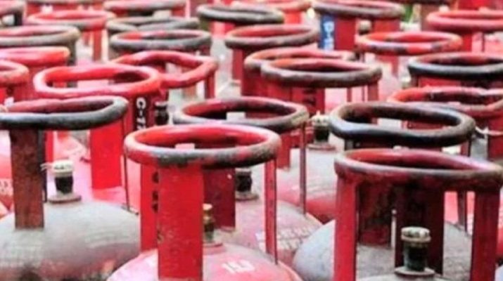 एक बार फिर महंगी हुई रसोई गैस, जानिये अब क्या होगी कीमत... 1 Hello Uttarakhand News »