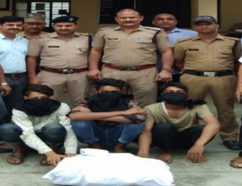 दुकान का शटर तोड़ लाखों का सामान उड़ाने वाले चोर चढ़े पुलिस के हत्थे.. 2 Hello Uttarakhand News »