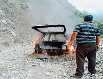 देखते ही देखते धू-धू जलकर राख हुई कार, एक ही परिवार के 5 लोग थे सवार 4 Hello Uttarakhand News »
