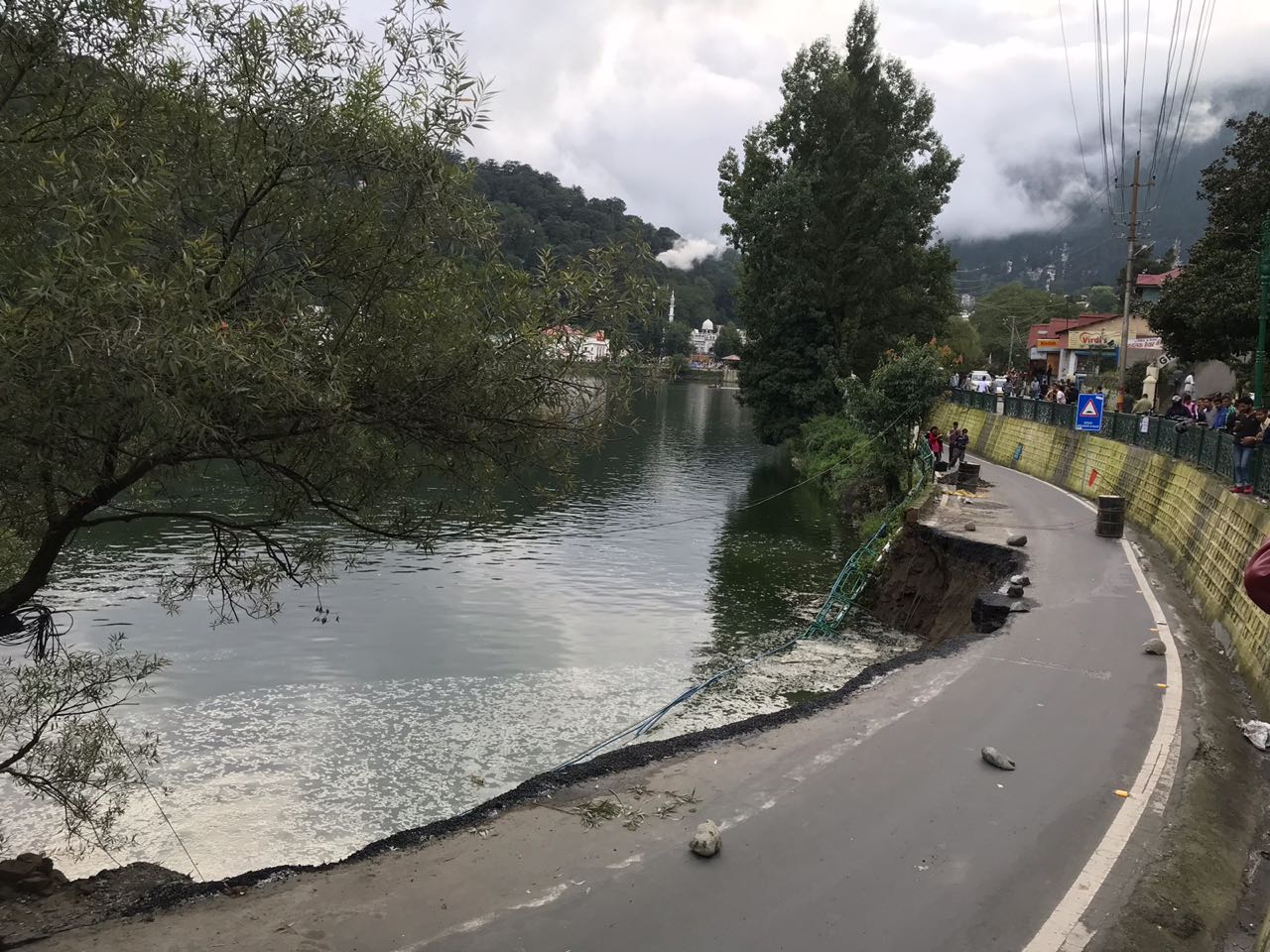 नैनीझील में समाई माल रोड, वाहनों की आवाजाही बंद 3 नैनीझील में समाई माल रोड, वाहनों की आवाजाही बंद 3 Hello Uttarakhand News »