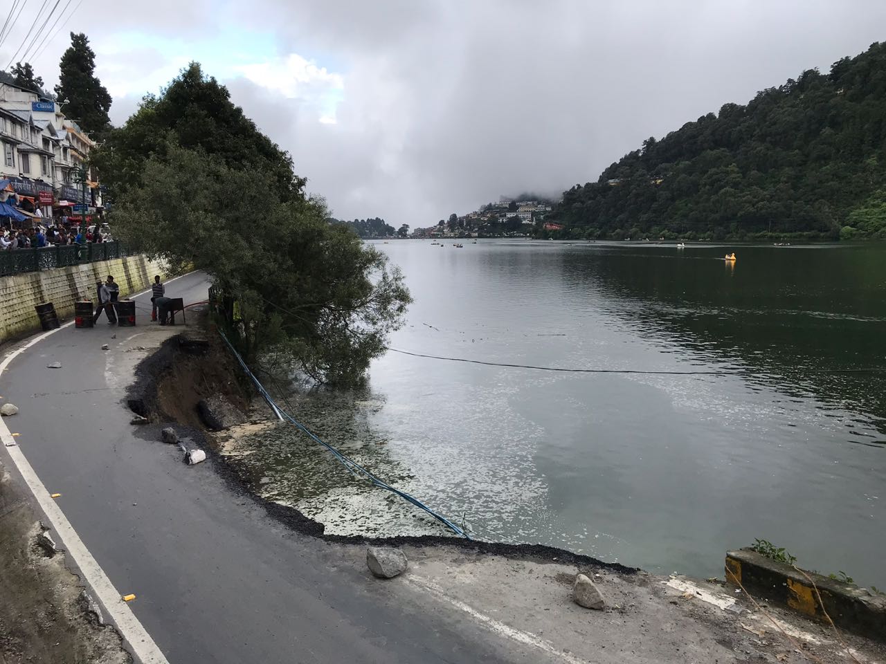 नैनीझील में समाई माल रोड, वाहनों की आवाजाही बंद 2 नैनीझील में समाई माल रोड, वाहनों की आवाजाही बंद 2 Hello Uttarakhand News »