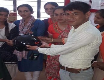 अनूठा सन्देश: यहाँ बहनों ने राखी के साथ भाइयों को दिए हेलमेट 4 Hello Uttarakhand News »