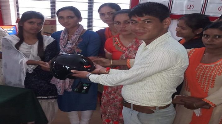 अनूठा सन्देश: यहाँ बहनों ने राखी के साथ भाइयों को दिए हेलमेट 1 Hello Uttarakhand News »