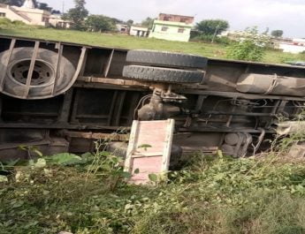 देहरादून में पलटी बस, 20 लोग थे सवार 4 Hello Uttarakhand News »