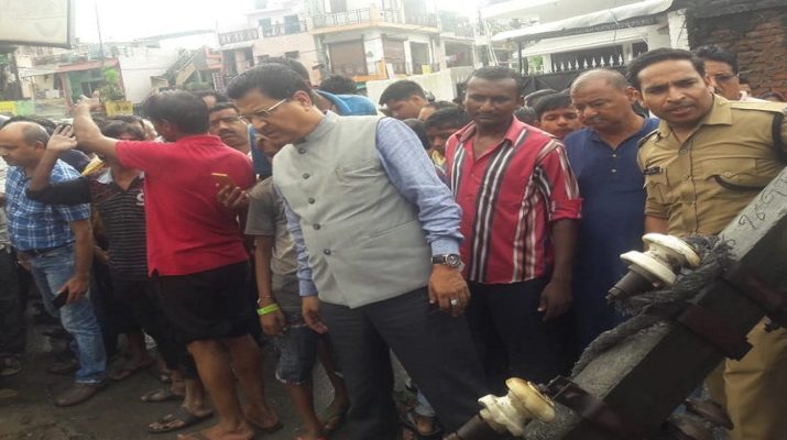 बारिश से बिन्दाल नदी में आयी बाढ, कई दुकाने ध्वस्त 1 Hello Uttarakhand News »