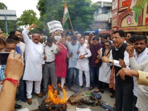 पैट्रोल-डीजल व रसोई गैस की आसमान छूती कीमतों के खिलाफ कांग्रेस का प्रदर्शन 2 Hello Uttarakhand News »