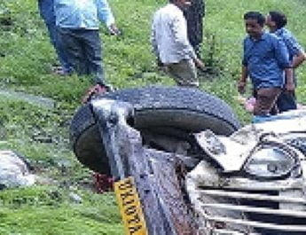 कमांद में बेलगांव के पास खाई में गिरी मैक्स, चार की मौत 4 Hello Uttarakhand News »