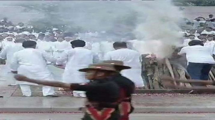 अटल बिहारी वाजपेयी पंचतत्व में विलीन, दत्तक पुत्री नमिता भट्टाचार्य ने दी मुखाग्नि 1 Hello Uttarakhand News »