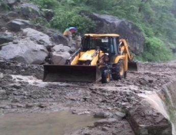 लगातार बारिश से 210 से ज्यादा सड़के बंद, आवागमन पूरी तरह से ठप 3 Hello Uttarakhand News »