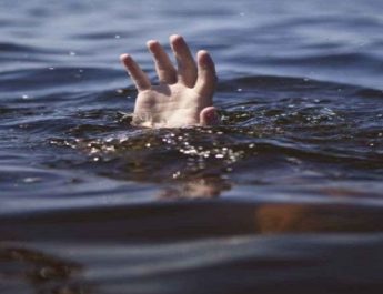 सहस्रधारा में तेज बहाव की चपेट में आए दंपति 2 Hello Uttarakhand News »