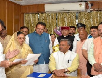 थराली विस सीट से उपचुनाव में निर्वाचित विधायक मुन्नी देवी ने ली शपथ 2 Hello Uttarakhand News »