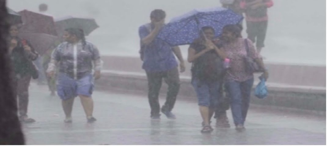 उत्तराखण्ड में अगले तीन दिनों तक भारी बारिश की आशंका, मौसम विभाग ने जारी किया अलर्ट 2 Hello Uttarakhand News »