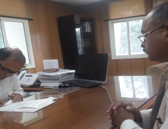 टेंडर प्रकाशन में पारदर्शिता लाने ले लिए रघुनाथ नेगी ने मुख्य सचिव को सौंपा ज्ञापन 4 Hello Uttarakhand News »