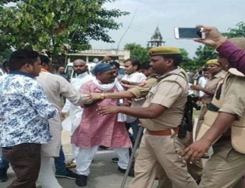 राफेल को लेकर अमेठी में भिड़े कांग्रेस-भाजपा कार्यकर्ता 2 Hello Uttarakhand News »