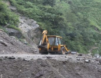 भारी वर्षा के कारण सैकड़ो गाडियाँ कैम्पटी में फंसी रही 2 Hello Uttarakhand News »