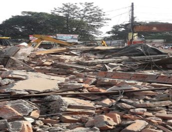 प्रेमनगर में अतिक्रमण हटाते वक्त पुलिस और व्यापारियों में तीखी नोंकझोंक, हल्का बल प्रयोग 2 Hello Uttarakhand News »