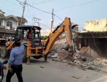 आज भी गरजी जेसीबी, तोडे दर्जनो आशियाने और दुकान 2 Hello Uttarakhand News »