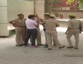 पीएनबी में बदमाशों ने की लूट की कोशिश, दो सुरक्षागार्डों को उतारा मौत के घाट 2 Hello Uttarakhand News »