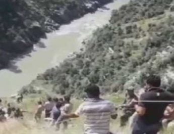 जम्मू-कश्मीर के किश्तवाड़ में बस हादसा, 11 की मौत, 13 घायल 2 Hello Uttarakhand News »