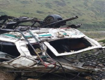 हिमाचल प्रदेश व उत्तराखंड की सीमा पर खाई में गिरा वाहन, 13 लोगों की मौत 4 Hello Uttarakhand News »