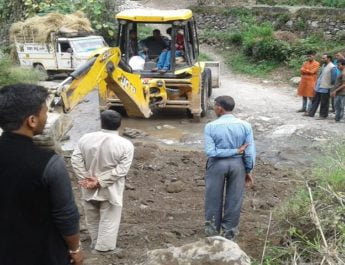 भवान मोटर मार्ग के हालात बदहाल, ग्रामीण परेशान 4 Hello Uttarakhand News »