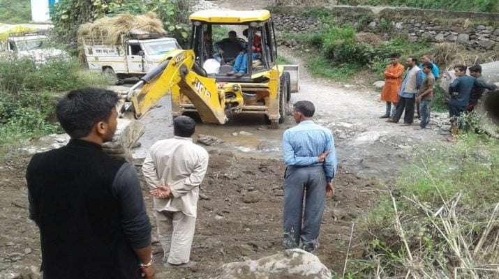 भवान मोटर मार्ग के हालात बदहाल, ग्रामीण परेशान 1 Hello Uttarakhand News »