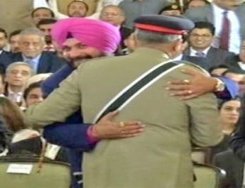 सिद्धू-बाजवा के हग का असर! भारतीय सिखों के लिए करतारपुर कॉरिडोर खोलेगा पाकिस्तान 4 Hello Uttarakhand News »