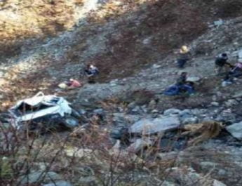 हिमाचल प्रदेश: खाई में गिरी पर्यटकों से भरी सूमो, 9 घायल, एक की मौत 3 Hello Uttarakhand News »