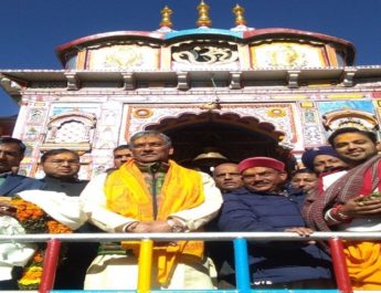 बदरीनाथ धाम पहुंचे सीएम त्रिवेंद्र सिंह रावत, निर्माण कार्यों की ली जानकारी 4 Hello Uttarakhand News »