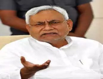 नीतीश कुमार पर फेंकी चप्पल, युवक गिरफ्तार 2 Hello Uttarakhand News »