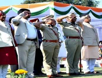 देहरादून में पुलिस स्मृति परेड आयोजित, शहीद पुलिस व अर्द्धसैन्य बलों के परिजनों को सीएम ने किया सम्मानित 4 Hello Uttarakhand News »