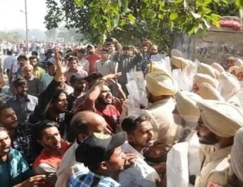 अमृतसर रेल हादसा: पंजाब में मचा बवाल, प्रदर्शनकारियों का पुलिस पर पथराव, कई घायल 2 Hello Uttarakhand News »