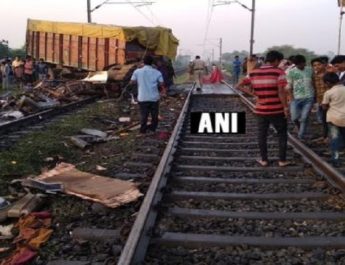 बैरियर तोड़ राजधानी एक्सप्रेस से जा टकराया ट्रक, पटरी से उतरे दो कोच, ट्रक ड्राइवर की मौत 4 Hello Uttarakhand News »