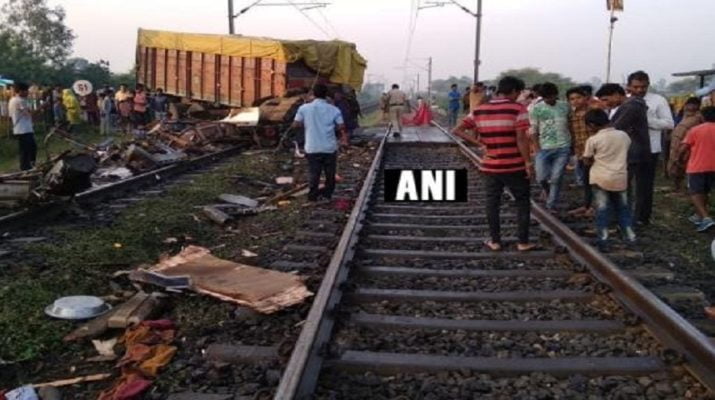 बैरियर तोड़ राजधानी एक्सप्रेस से जा टकराया ट्रक, पटरी से उतरे दो कोच, ट्रक ड्राइवर की मौत 1 Hello Uttarakhand News »