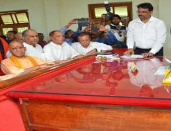 छत्तीसगढ़ के सीएम रमन सिंह ने किया नामांकन, करुणा शुक्ला से होगी टक्कर 3 Hello Uttarakhand News »