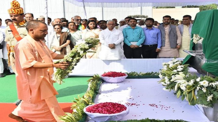 लखनऊ पहुंचा एनडी तिवारी का पार्थिव शरीर, सीएम योगी, अखिलेश यादव ने दी श्रद्धांजलि 1 Hello Uttarakhand News »