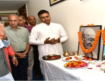 मुख्यमंत्री ने राष्ट्रपिता महात्मा गांधी एवं पूर्व प्रधानमंत्री लालबहादुर शास्त्री को दी श्रद्धांजलि 4 Hello Uttarakhand News »