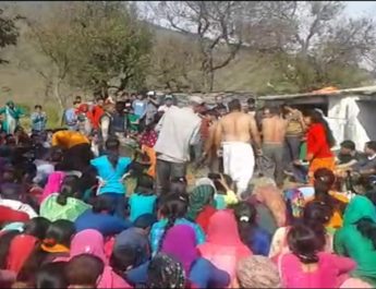 नवरात्रि पर थत्यूड के सिद्ध पीठ मां राजराजेश्वरी देवी मंदिर में उमड़ी भक्तों की भीड़ 4 Hello Uttarakhand News »