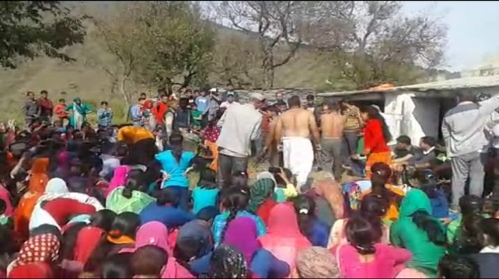 नवरात्रि पर थत्यूड के सिद्ध पीठ मां राजराजेश्वरी देवी मंदिर में उमड़ी भक्तों की भीड़ 1 Hello Uttarakhand News »