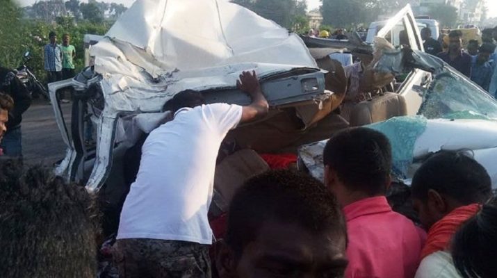 खाई में गिरा मैक्स वाहन, चार लोगों की मौके पर ही मौत 1 खाई में गिरा मैक्स वाहन, चार लोगों की मौके पर ही मौत 1 Hello Uttarakhand News »