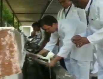 खाने के बाद राहुल और सोनिया गांधी ने खुद धोई प्लेटें, वीडियो वायरल 2 Hello Uttarakhand News »