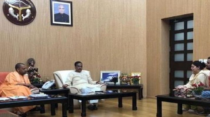 सीएम योगी से मिली मृतक विवेक तिवारी की पत्नी, मिलेगा 25 लाख मुआवजा 1 Hello Uttarakhand News »