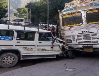 ट्रक से टकराया शिक्षकों का वहान, 8 शिक्षिकाएं  घायल  2 Hello Uttarakhand News »