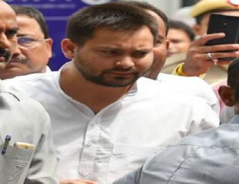 'तलाक' के बीच बढ़ी तेजस्वी की परेशानी, बैठक में नहीं पहुंचे ऐश्वर्या के पिता 2 Hindi News Bharat &raquo;