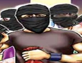 लूट की योजना बनाते हुए तीन बदमाशों को पुलिस ने किया गिरफ्तार, कई अवैध हथियार भी बरामद 4 Hello Uttarakhand News »