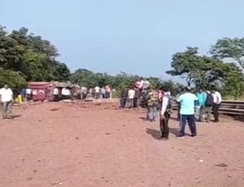 छत्तीसगढ़ के दंतेवाड़ा में नक्सली हमला, 1 जवान शहीद, 3 लोगों की मौत 3 Hello Uttarakhand News »