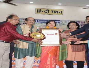 12 घंटे गढ़वाली-कुमाऊंनी गीत गाकर बनाया रिकॉर्ड, मिला ‘उत्तराखंड कोकिला गौरव सम्मान’ 2 Hello Uttarakhand News »